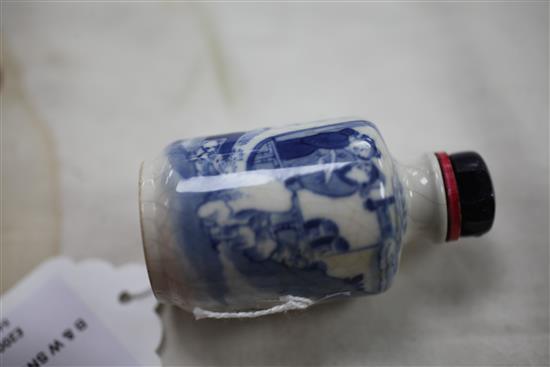 A Chinese blue and white crackle glaze snuff bottle, 1830-1900, 6cm